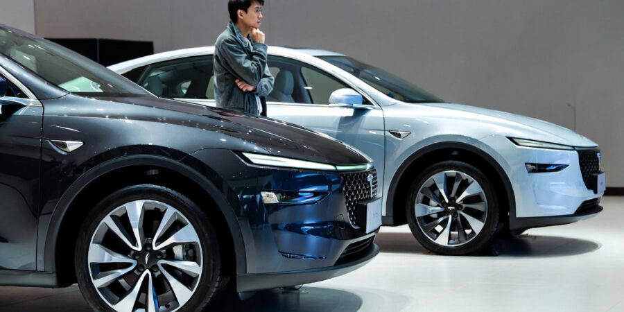 اشتباهاتی که میتواند باعث ضرر مالی، خرید خودروی تصادفی یا معامله نامطمئن شود. با مطالعه این نکات، خریدی حرفهای و امن داشته باشید. اشتباهات رایج در خرید خودرو | ۱۲ اشتباه مهم که خریداران در سال ۱۴۰۴ نباید انجام دهند